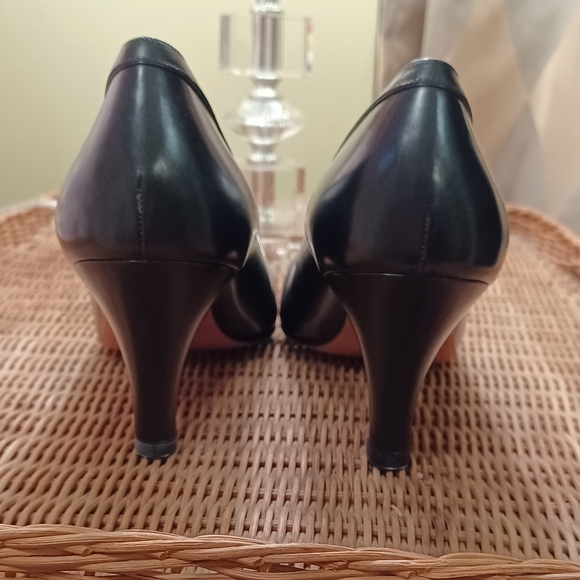 Salvatore Ferragamo black/dark gray leather almond toe pumps sz 10 - Picture 2 of 9
